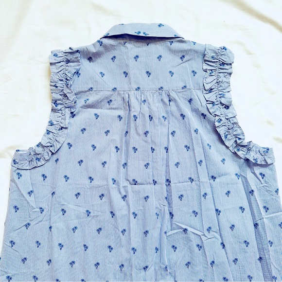 β
Kate Spade Sleeveless Palm tree Button up Top - Light Blue β
- Picture 12 of 17